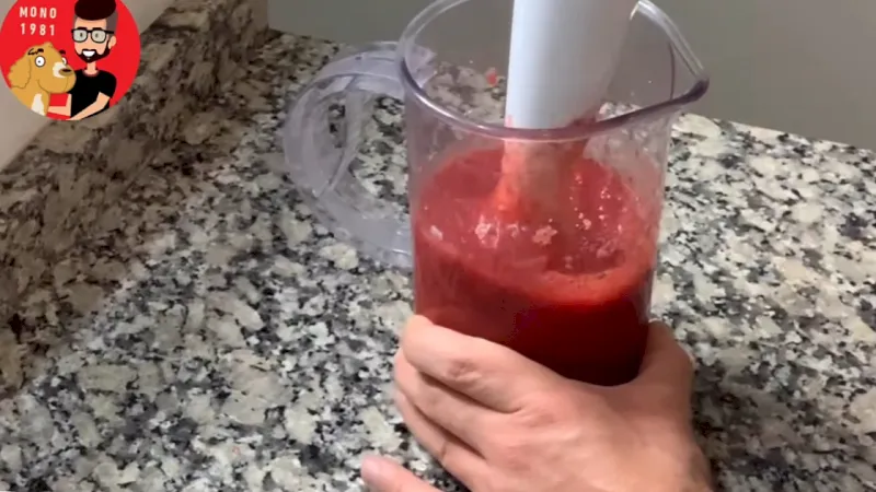mousse de frutilla con gelatina en vasitos Paso 3